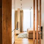 Modern With Balcony & Fast Wi-fi & Self Check-in *