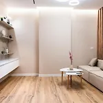 Modern With Balcony & Fast Wi-fi & Self Check-in Shkodër