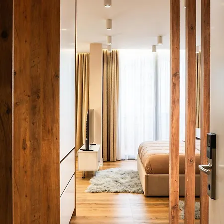 Modern With Balcony & Fast Wi-fi & Self Check-in *