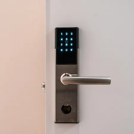 Modern With Balcony & Fast Wi-fi & Self Check-in 아파트 *