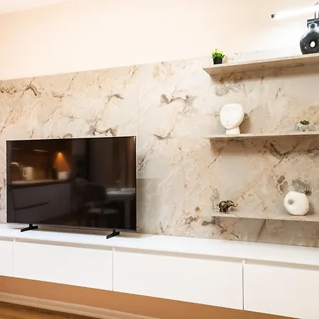 Modern With Balcony & Fast Wi-fi & Self Check-in Shkodër