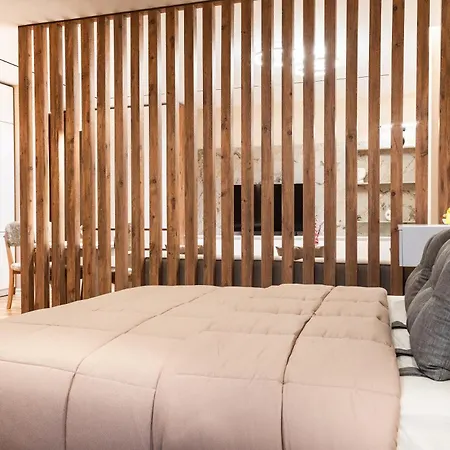 Modern With Balcony & Fast Wi-fi & Self Check-in * Shkodër